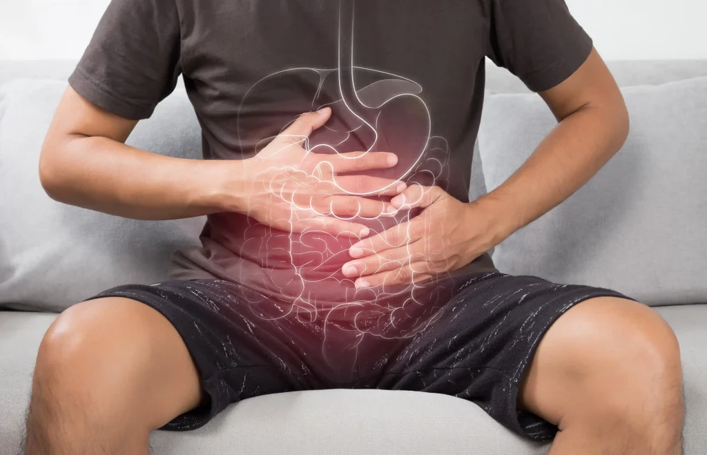 Persona con dolore addominale e organi evidenziati