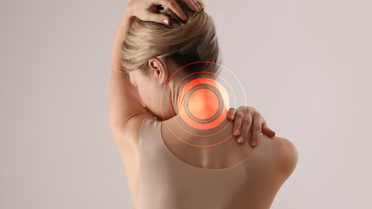 Donna con dolore al collo evidenziato in rosso